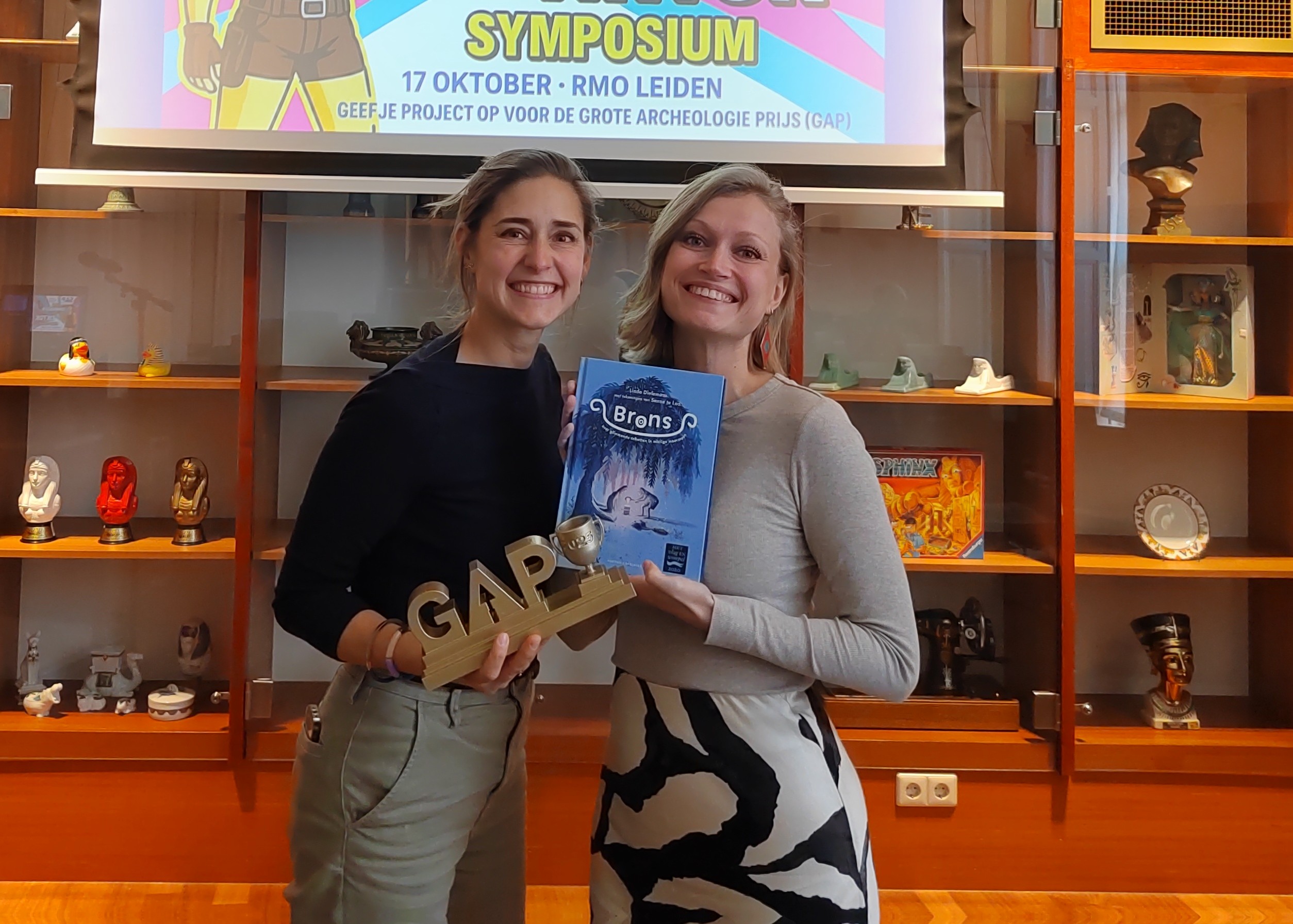 Limburgs Museum wint Grote Archeologieprijs 2025 met Betoverend Brons - Projectleider Joline Wijnands-Stoffel (links) en Conservator Archeologie Bibi (rechts)